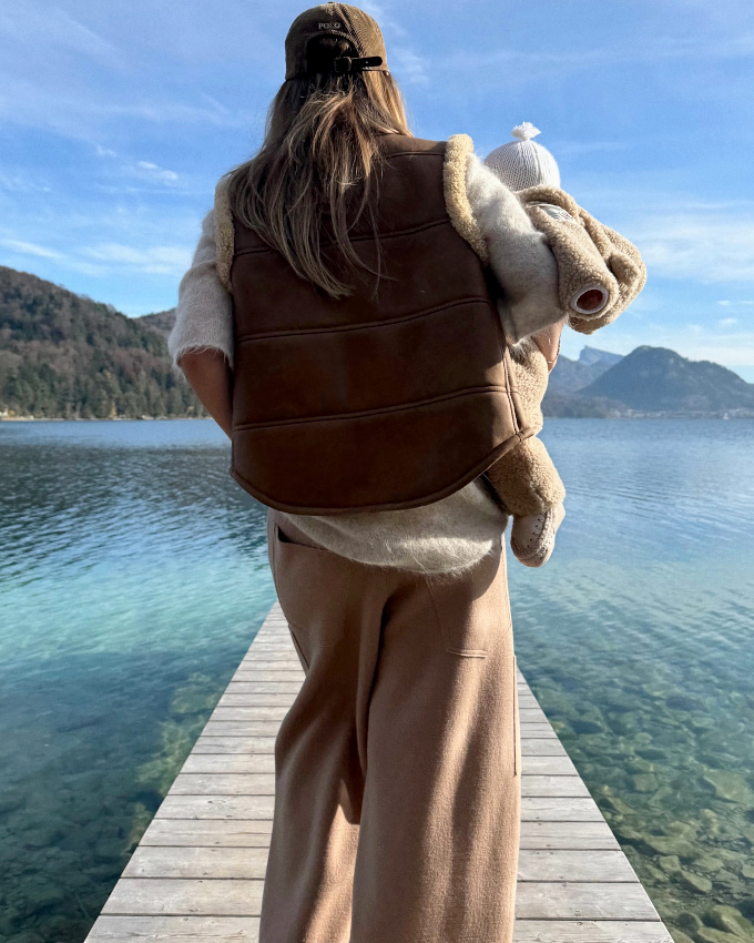 On ne se lasse pas du camaeu de beige/marron boost par des textures de caractre !