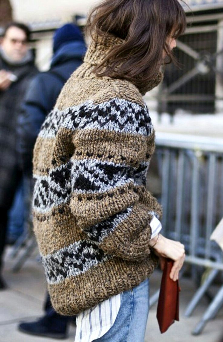 Maxi pull graphique + chemise raye = le bon mix