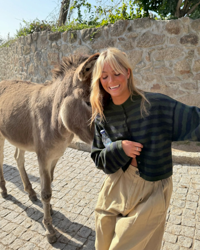 Un ne, un pantalon ultra large, un teint bronz, un sourire... what else ?