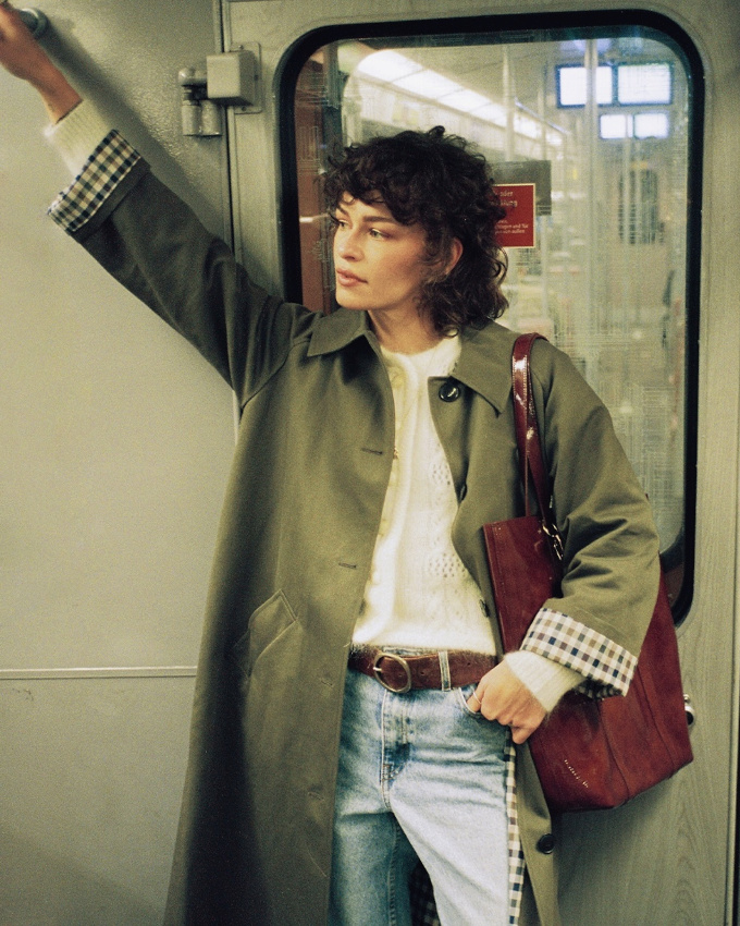 Trench kaki + gilet ajour + ceinture masculine + jean dlav = le bon mix