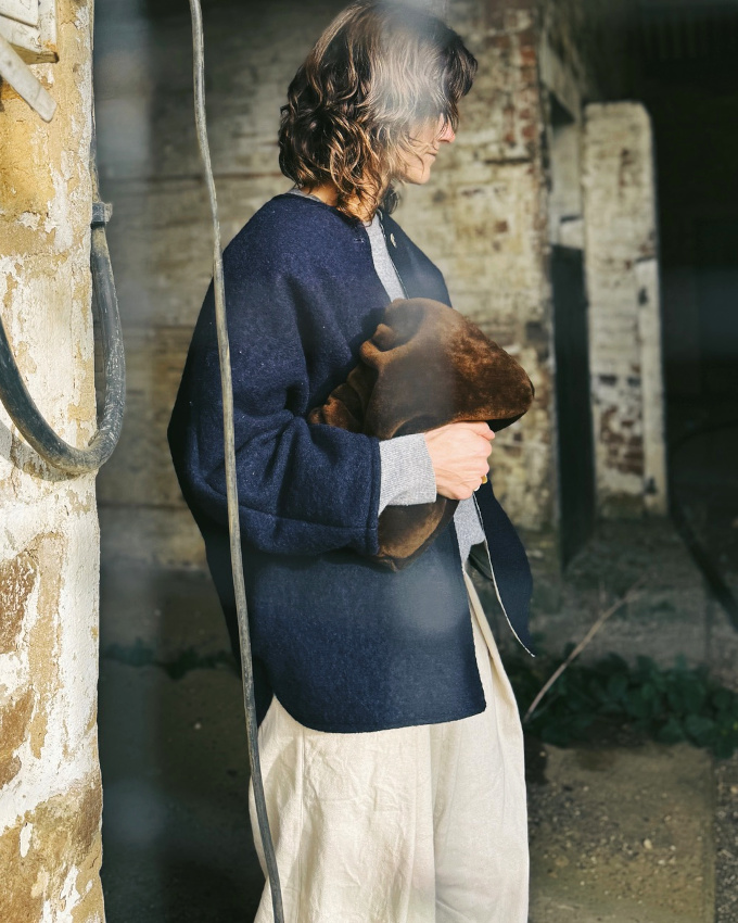 Veste en laine + pochette en fausse fourrure = le bon mix