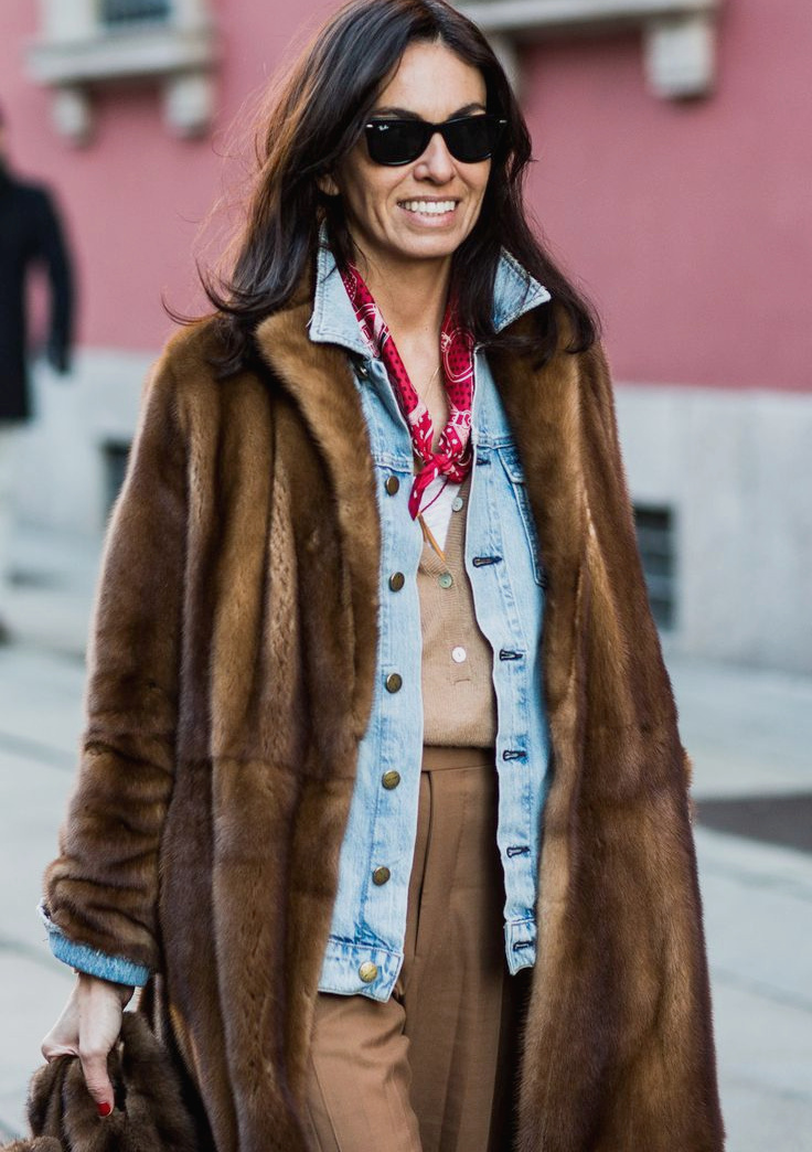 Rien de tel qu'une touche de rouge pour rveiller une pice marron !