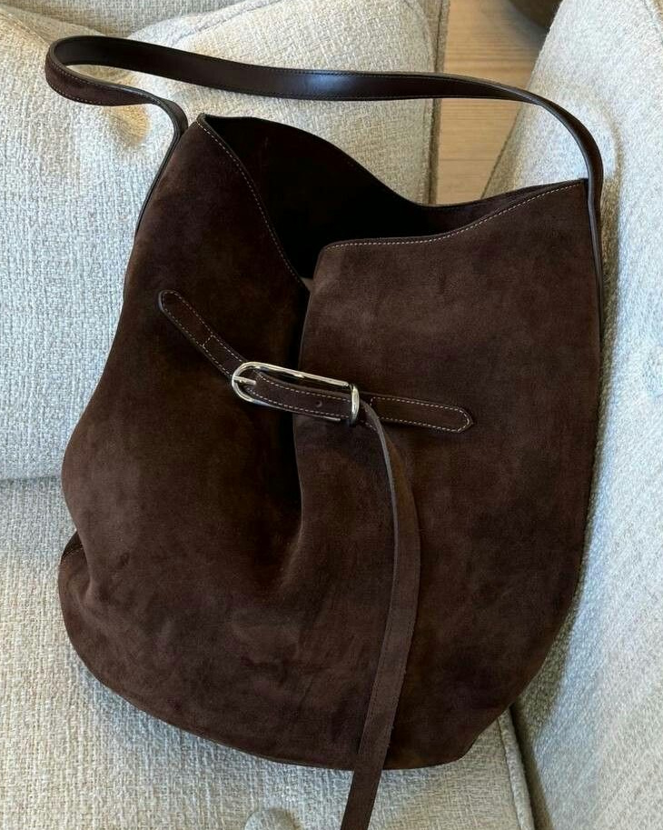 Mlant volume pur, teinte chaleureuse et dtail lgant, ce sac a tout bon !