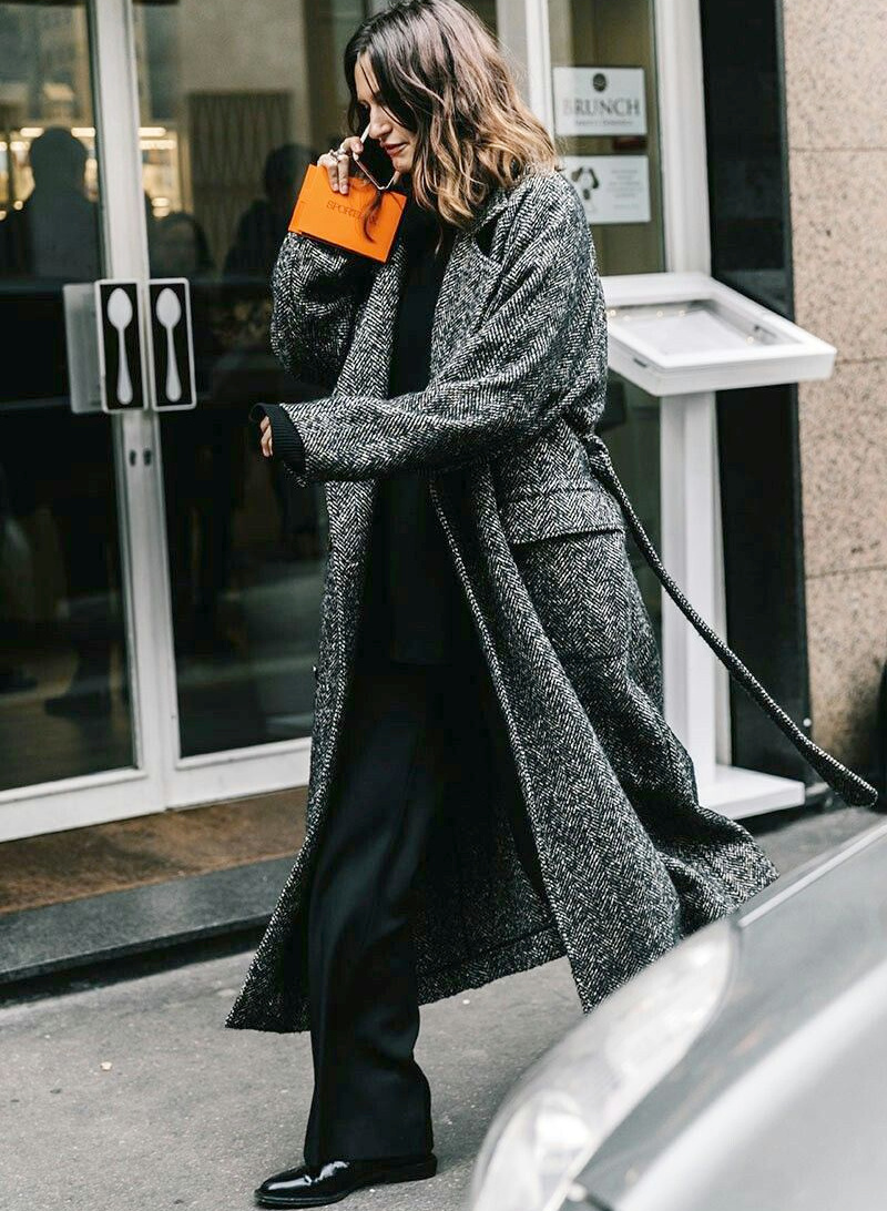 Certains manteaux se suffisent  eux-mmes...