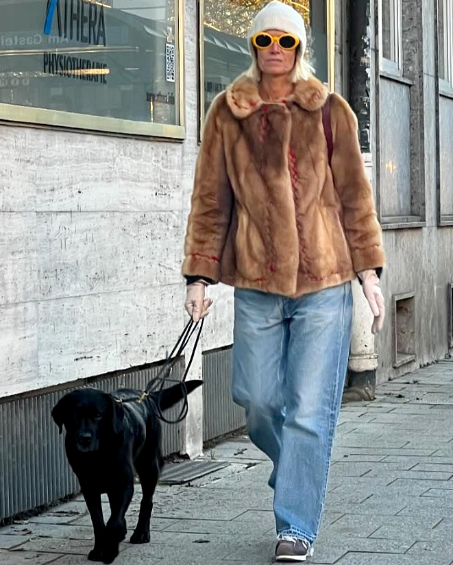 Insre au sein d'un look casual, la fourrure vintage gagne en charme !