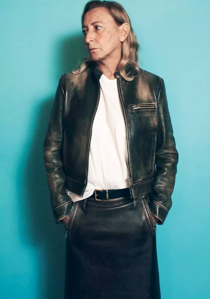 Il n'y a que Miuccia Prada pour rendre digeste le duo blouson en cuir/jupe en cuir...