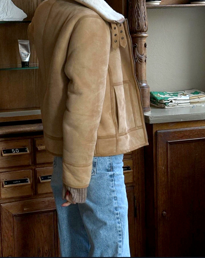 Peau laine courte + jean bleu dlav = le bon mix