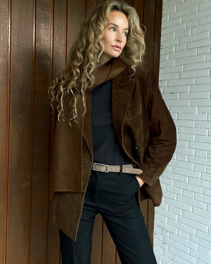 Rien de tel que l'clat d'une longue chevelure blonde pour relever le duo marron/noir !