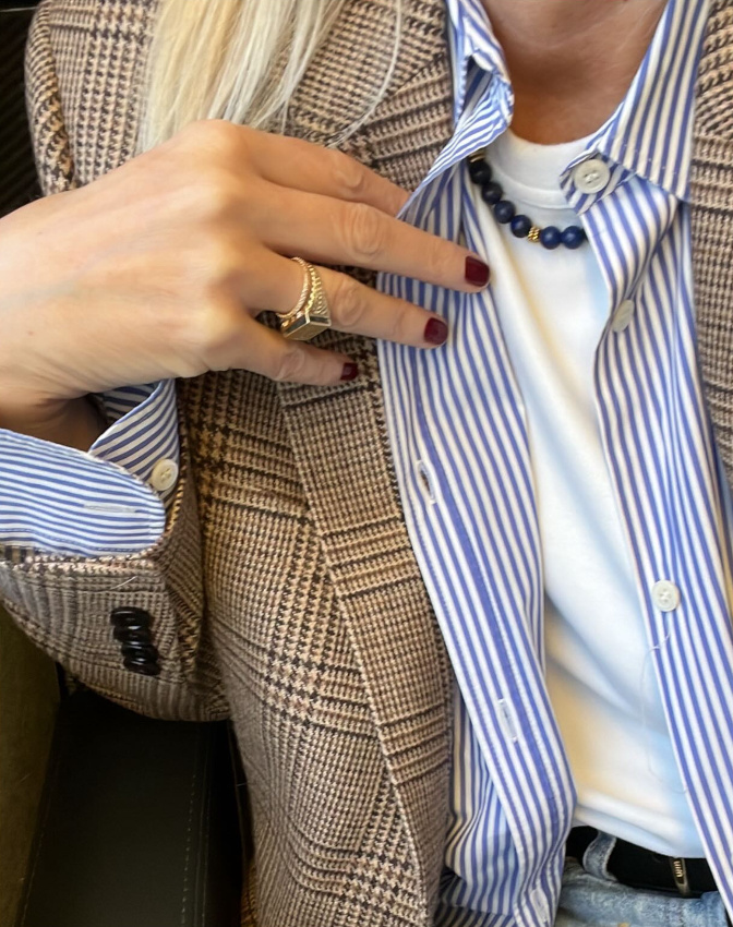 On ne se lasse pas du trio blazer  carreaux/chemise raye/tee-shirt blanc !