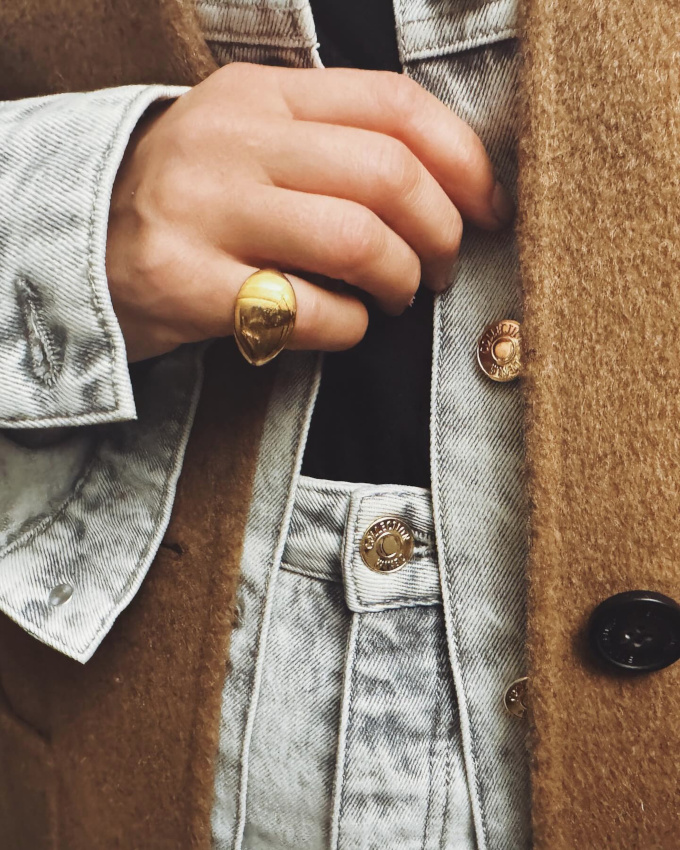 Pardessus camel + veste en jean + bague dore = le bon mix
