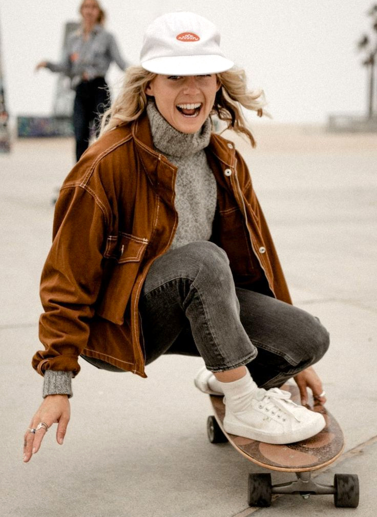 Skate + veste marron + joie d'enfant = le bon mix