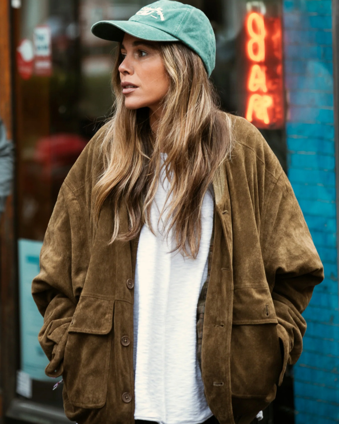 Casquette verte + blouson marron oversize = le bon mix