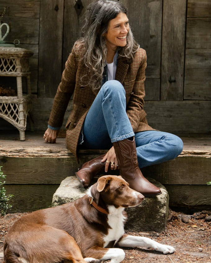 Oui au duo santiags/blazer marron  petits carreaux !