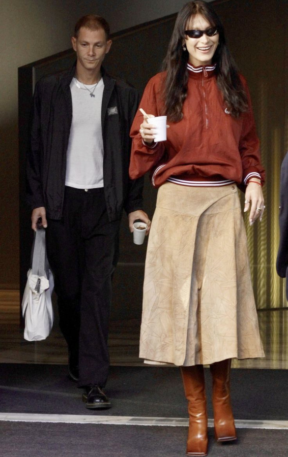 Veste sportswear + jupe seventies = le bon mix