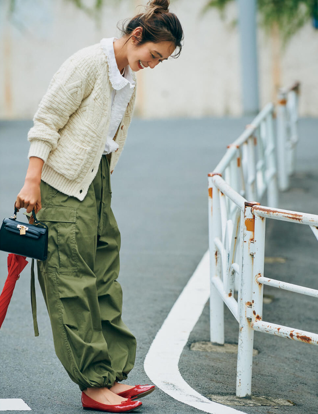 Oui au tlescopage entre pantalon kaki volumineux et ballerines rouges !