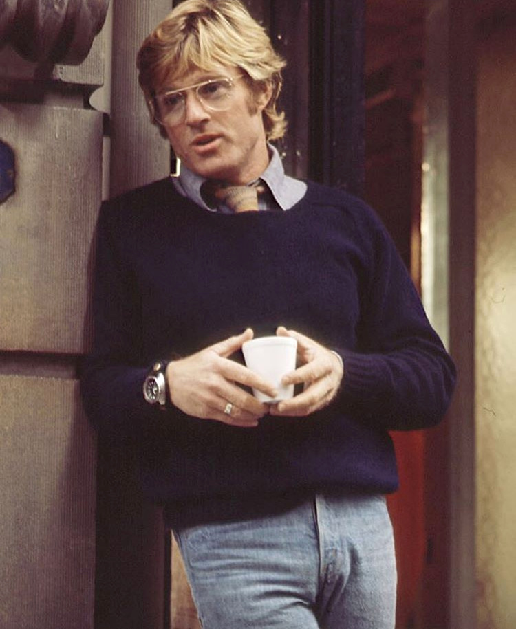 Lunettes aviateur + pull bleu marine = le bon mix