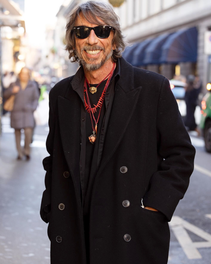 L'accumulation de colliers rouges : le meilleur alli du total look noir !