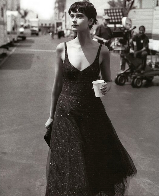 Mlant parfait dcollet et sobrit iridescente, cette robe noire Giorgio Armani a tout bon !