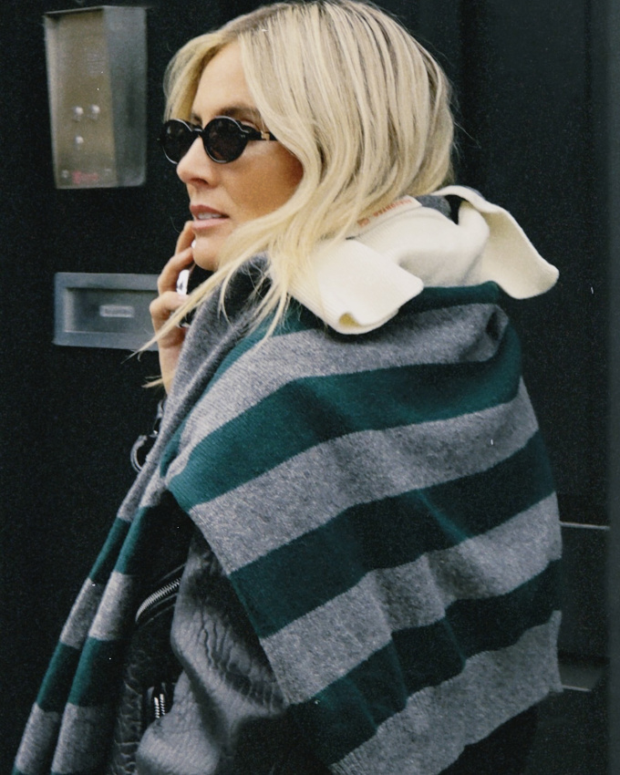 Blouson en cuir + pull ray port sur les paules = le bon mix