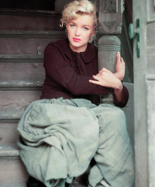 Rien de tel qu'un trait de rouge  lvres pour relever le duo noir/kaki !