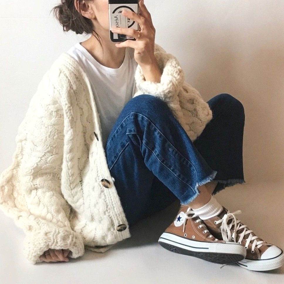 Converses chocolat au lait + gilet gnreux = le bon mix