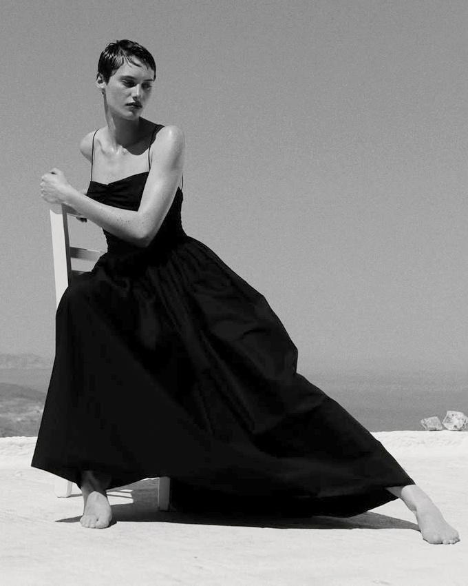 Coupe courte + robe noire ultra fminine = le bon mix