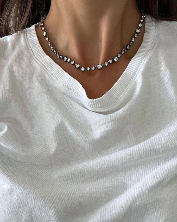 Tee-shirt blanc + collier prcieux = le bon mix