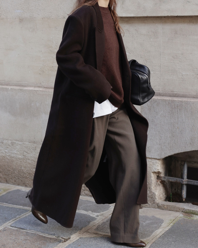 Rien de tel qu'un tee-shirt blanc pour illuminer discrtement un camaeu de marron !