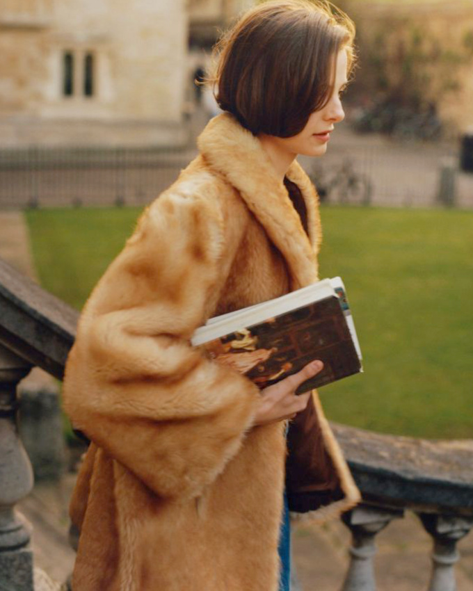 Petit carr + gros livre + veste vintage = le bon mix