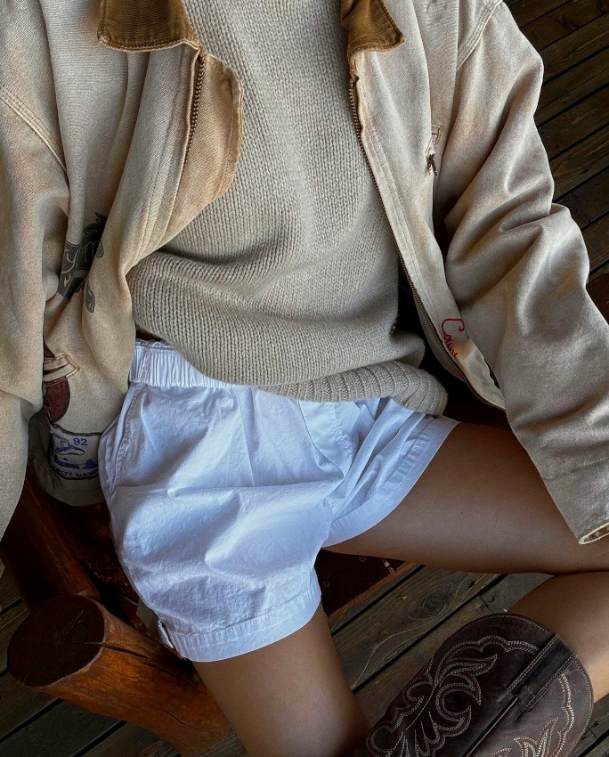 Envie de vivre en short de nuit, santiags et veste barn !