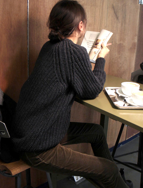 Grosse maille anthracite + velours marron = le bon mix