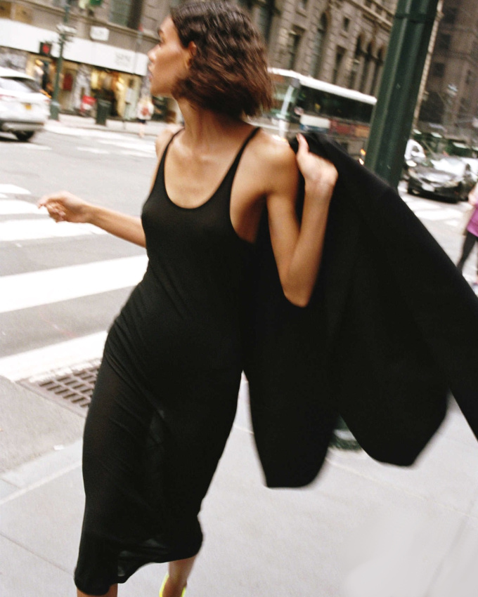 Robe midi moulante carbone + blazer noir oversize = le bon mix