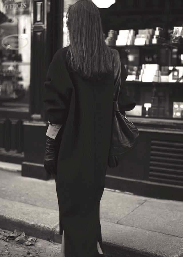 Rien de tel qu'une paire de longs gants en cuir pour finaliser une tenue citadine !