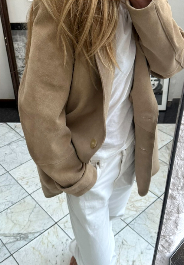 Blazer en daim sable + total look blanc = le bon mix