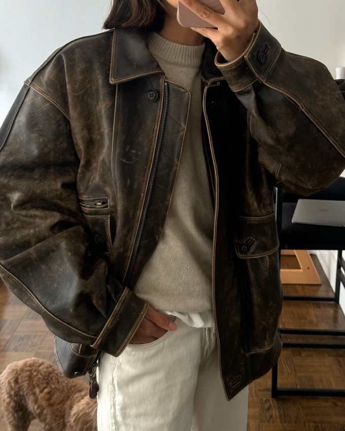 Rien de tel qu'un cuir effet vieilli pour densifier un camaeu de beiges !