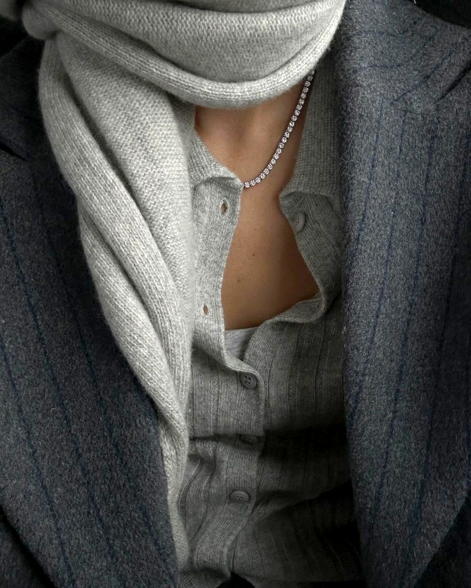 Rien de tel qu'un collier scintillant pour relever un camaeu de gris !