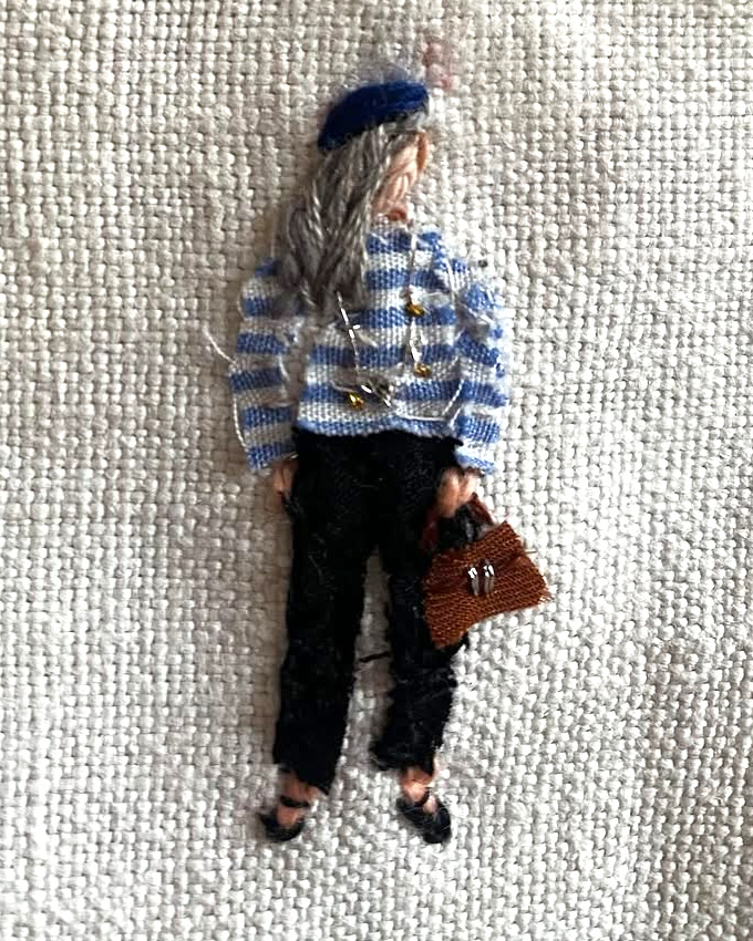 Longs cheveux gris + marinire + jean 7/8 = le bon mix