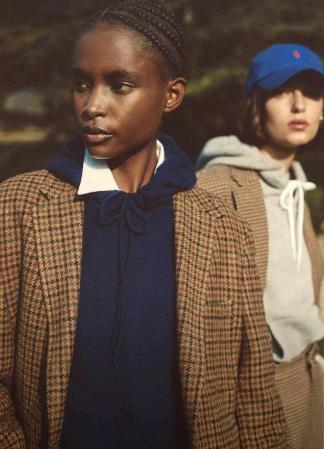 Pull  capuche bleu marine + blazer  carreaux dans les tonalits marron = le bon mix