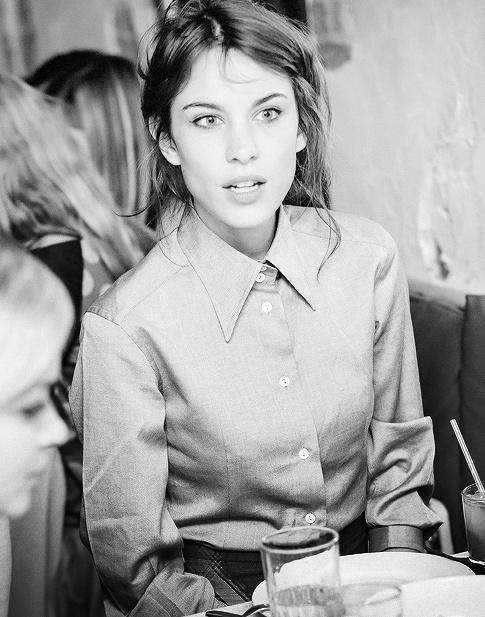 Chevelure dsinvolte + chemise boutonne haut = le bon mix