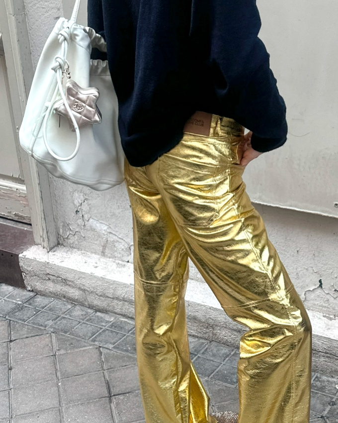 Un sac ultra sobre aurait tellement mieux servi ce pantalon audacieux !