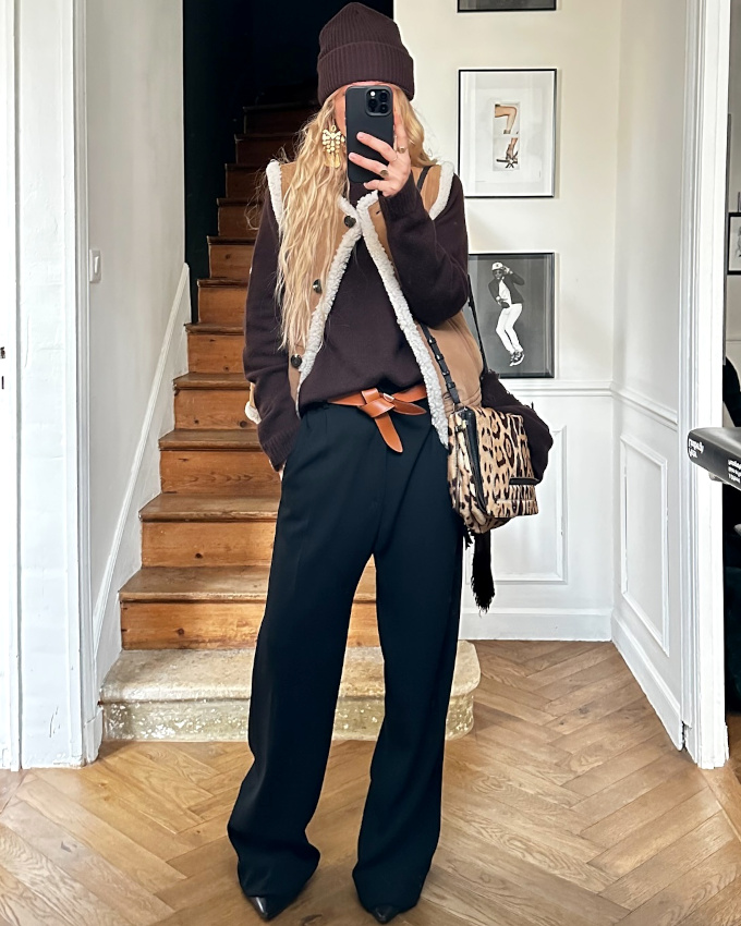 Rien de tel qu'une veste en peau laine sans manches pour relever un look cosy/casual !