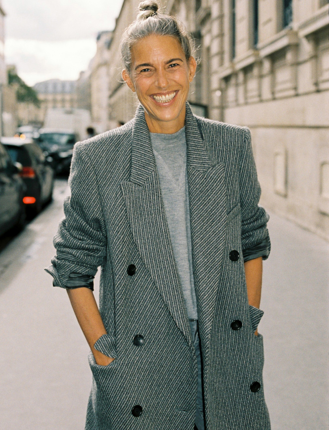 Oui aux camaeux de gris jouant avec la teinte des vtements et celle de la chevelure !