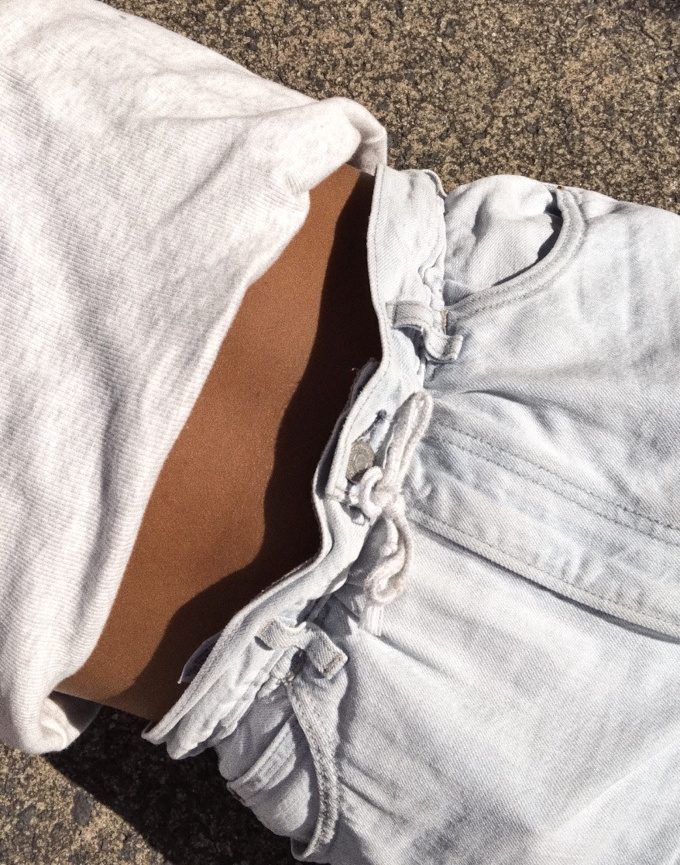 Lorsqu'elle est fronce, la taille des jeans gagnent en dsinvolture