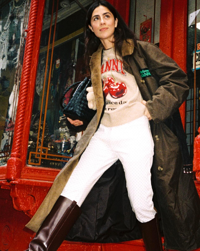 Tee-shirt fantaisie + long imper Barbour = le bon mix