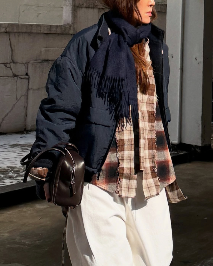 Mlant confort androgyne et harmonie de couleurs, ce look a tout bon !