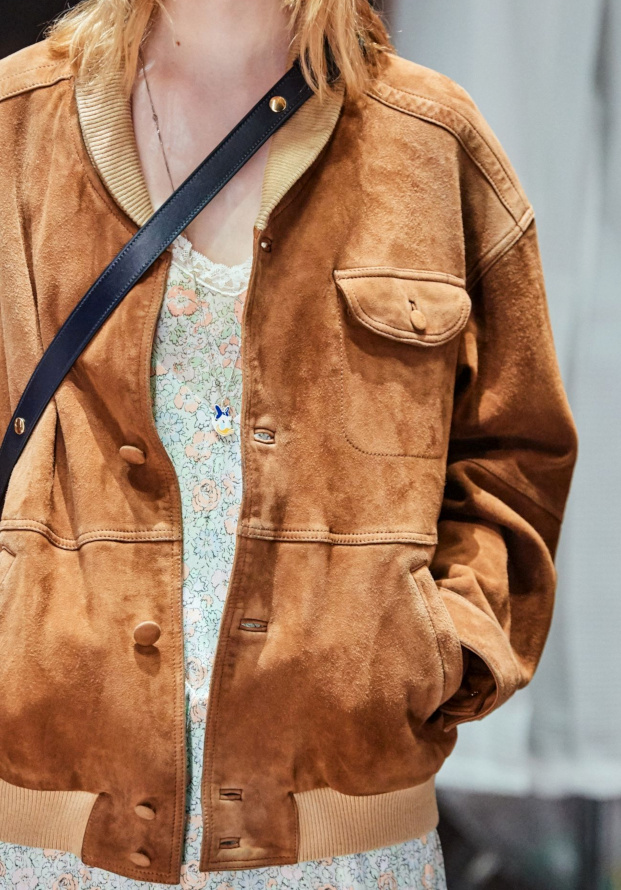 Blouson en daim un peu trop grand + robe fleurie esprit nuisette = le bon mix