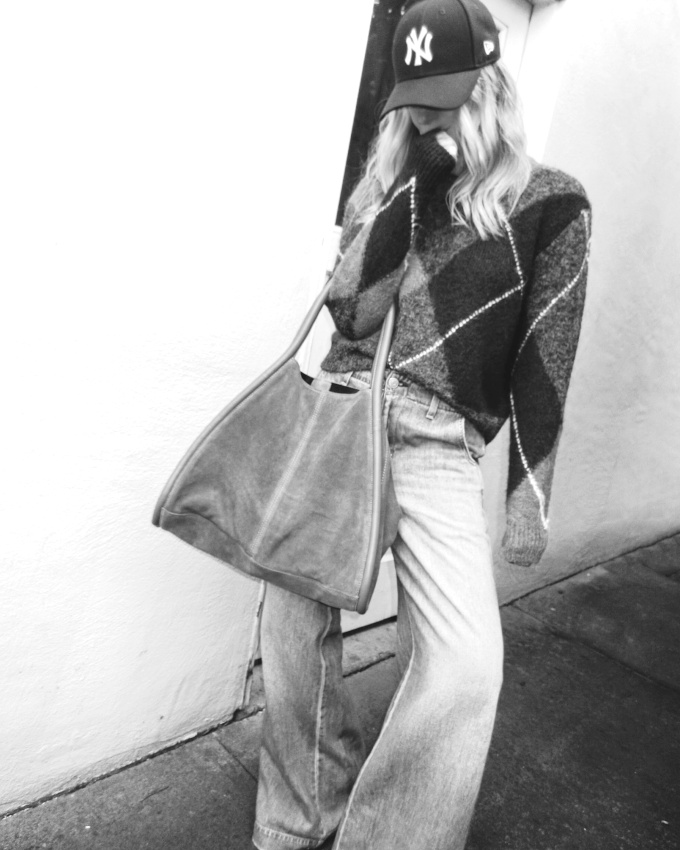 Pull loose  carreaux + casquette sportswear + jean large = le bon mix