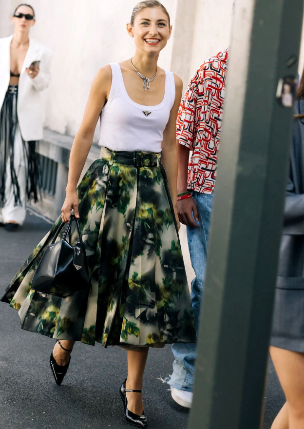 Ample jupe midi + dbardeur = le bon mix