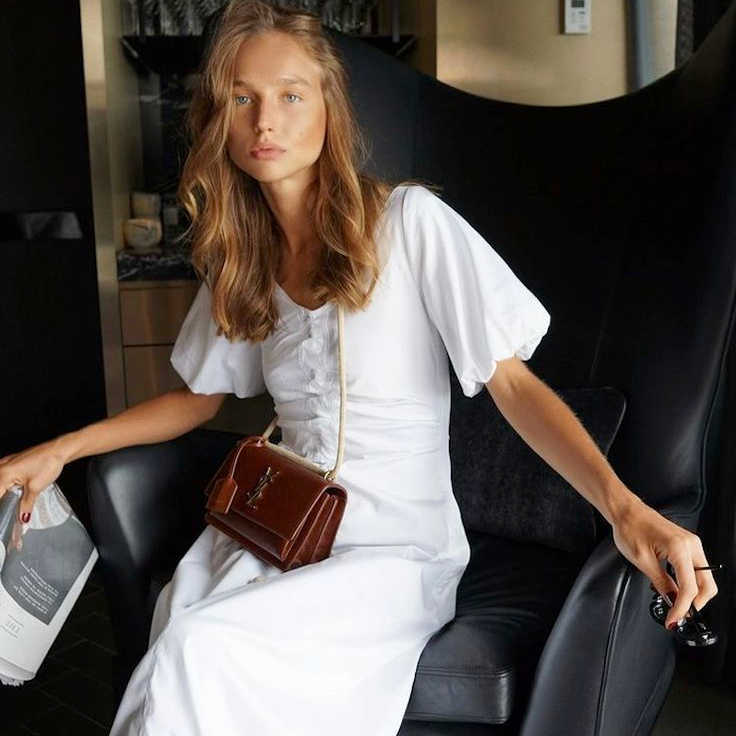 Robe blanche + petit sac marron = le bon mix