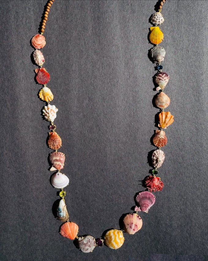 Mlant posie et fantaisie, ce collier fascine